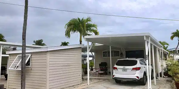 Image 2: Carport
