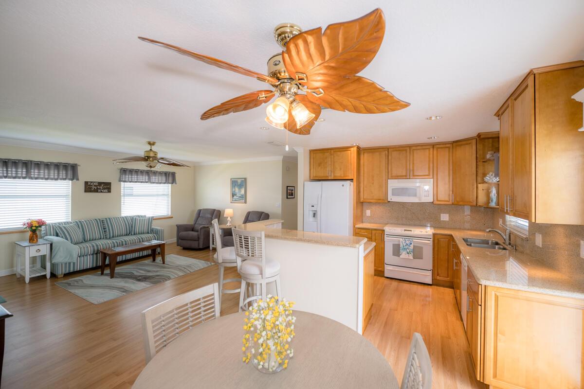 Image 4: Living Area