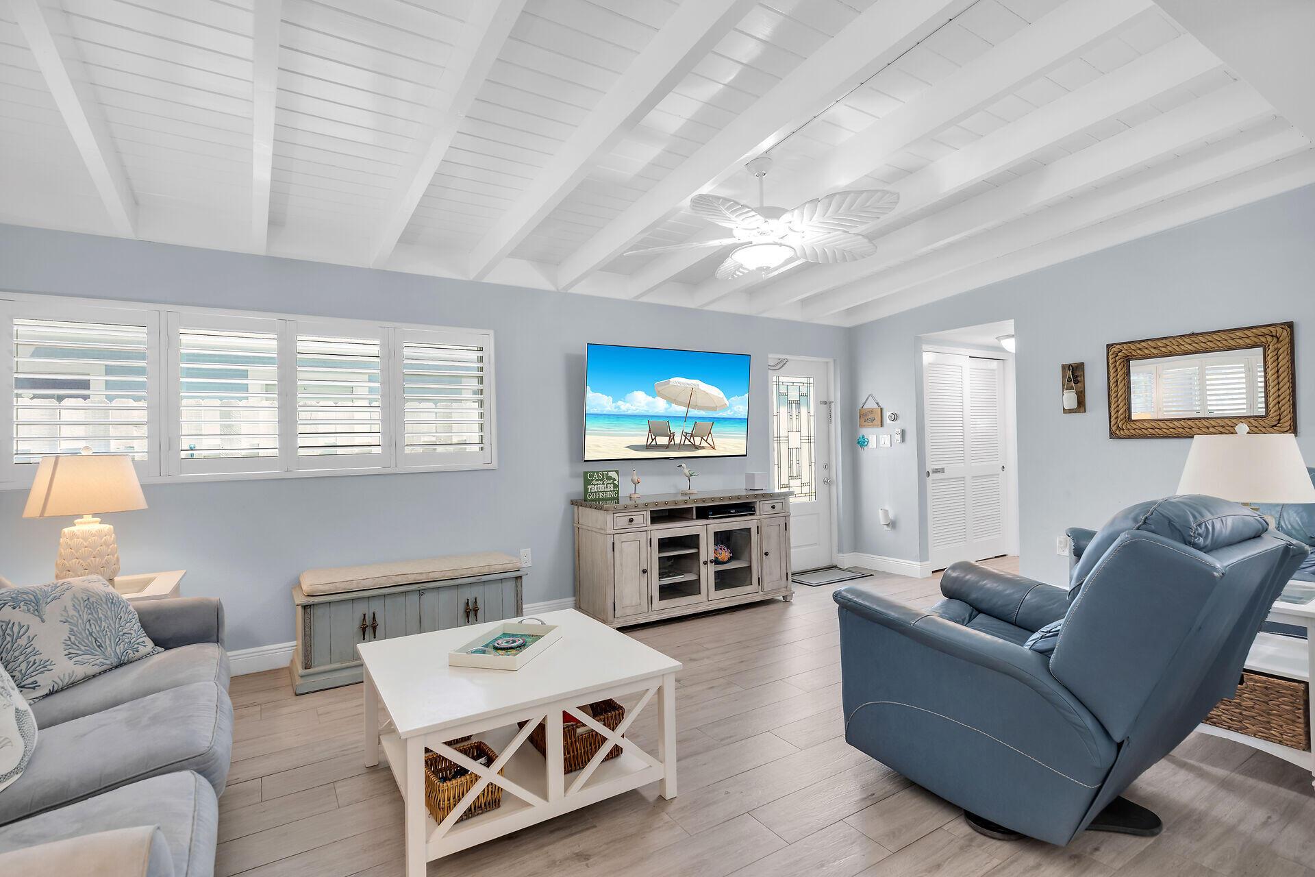 Image 4: Living Room