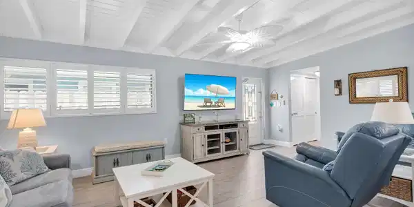 Image 4: Living Room