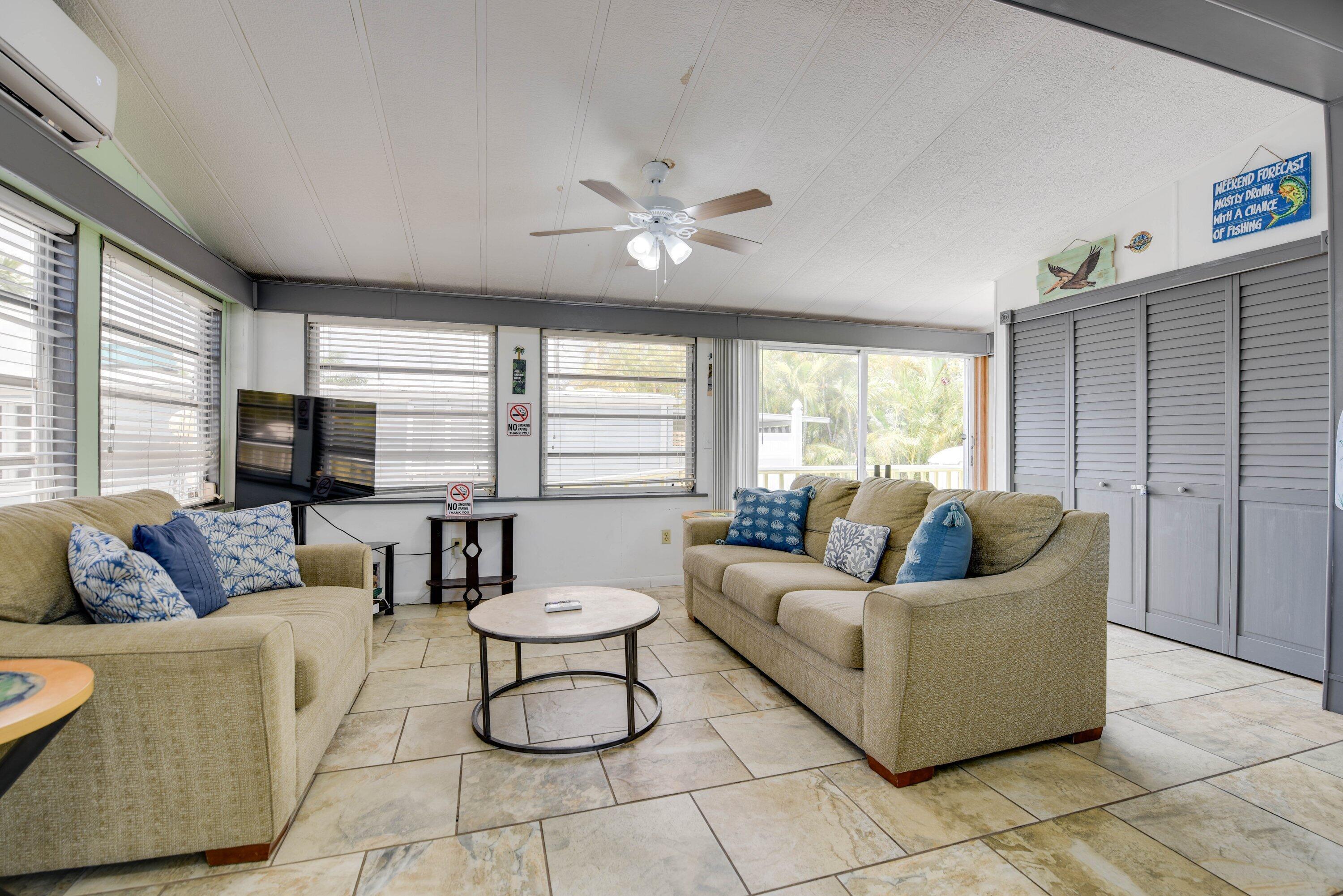 Image 4: Living Room