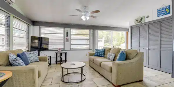 Image 4: Living Room