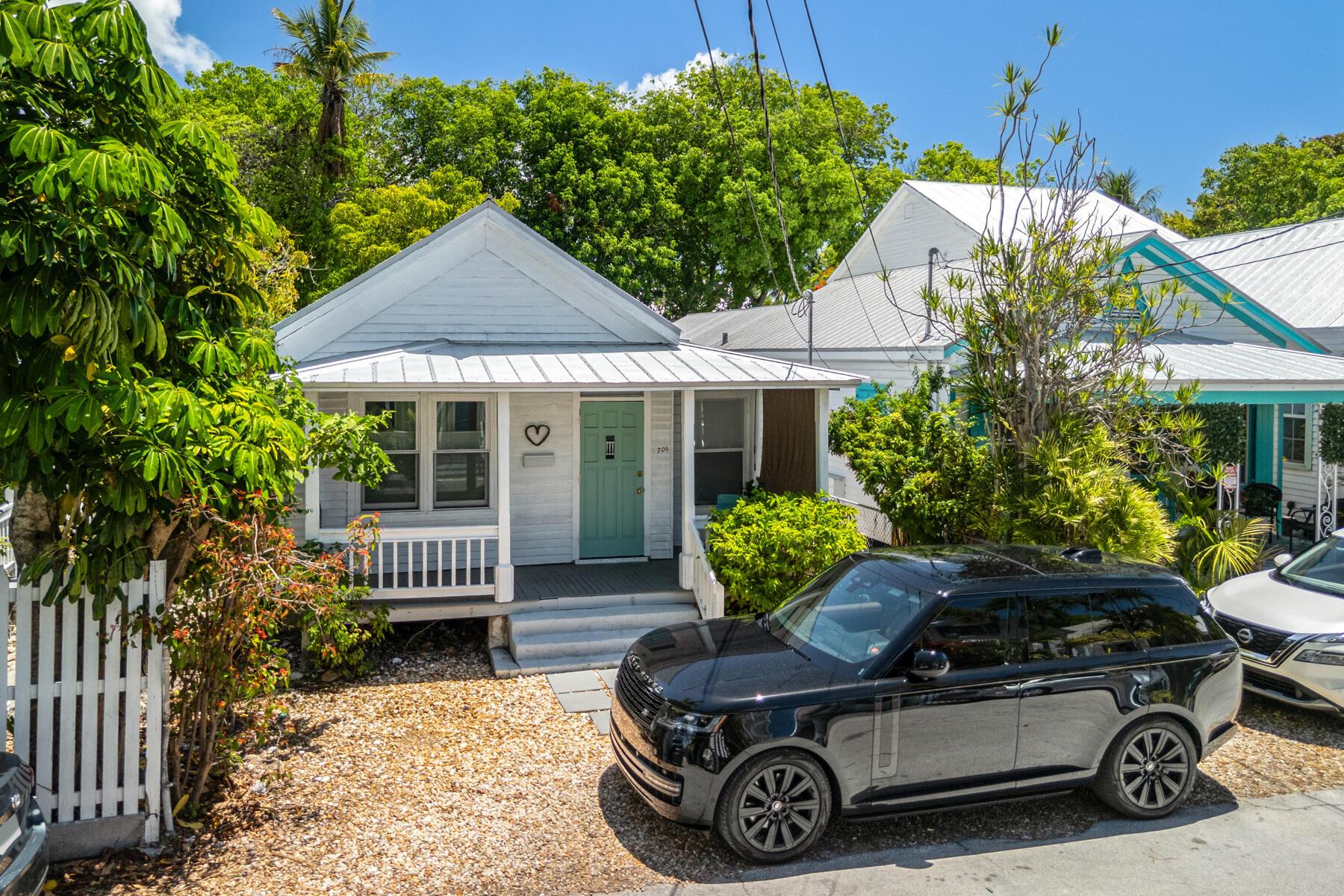 Image 2: 709 Chapman Ln_1oakstudiosdrone_04
