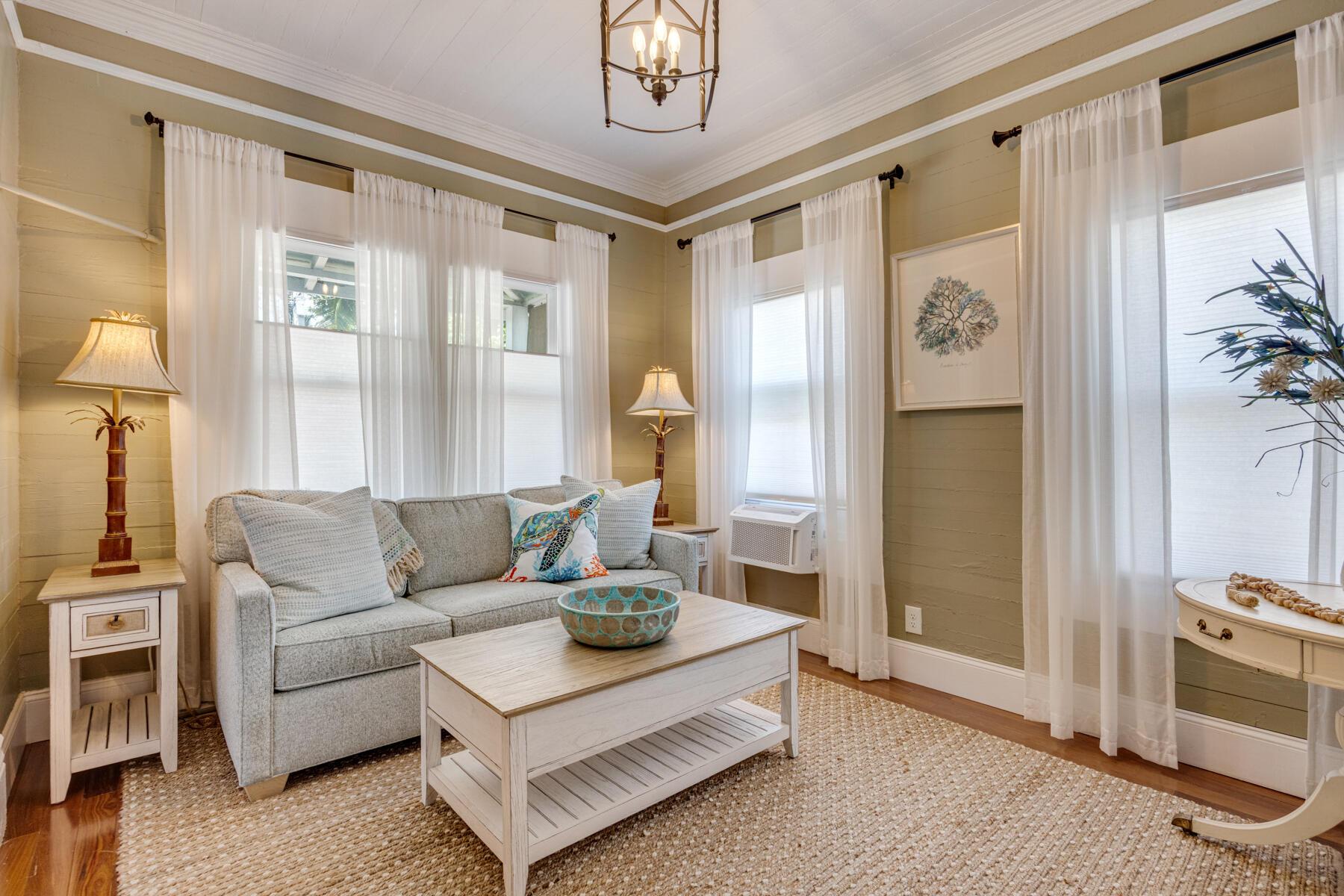 Image 4: 709 Chapman Ln_1oakstudios_11