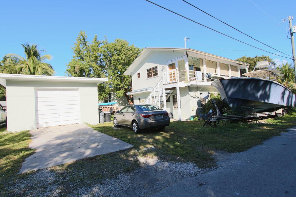 Image 2: Separate Garage