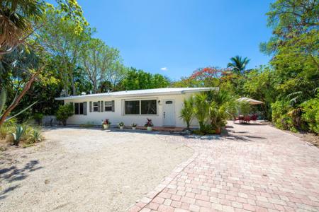7563 Gulfstream Boulevard