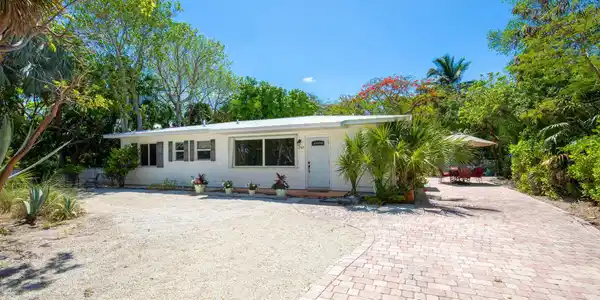 7563 Gulfstream Boulevard