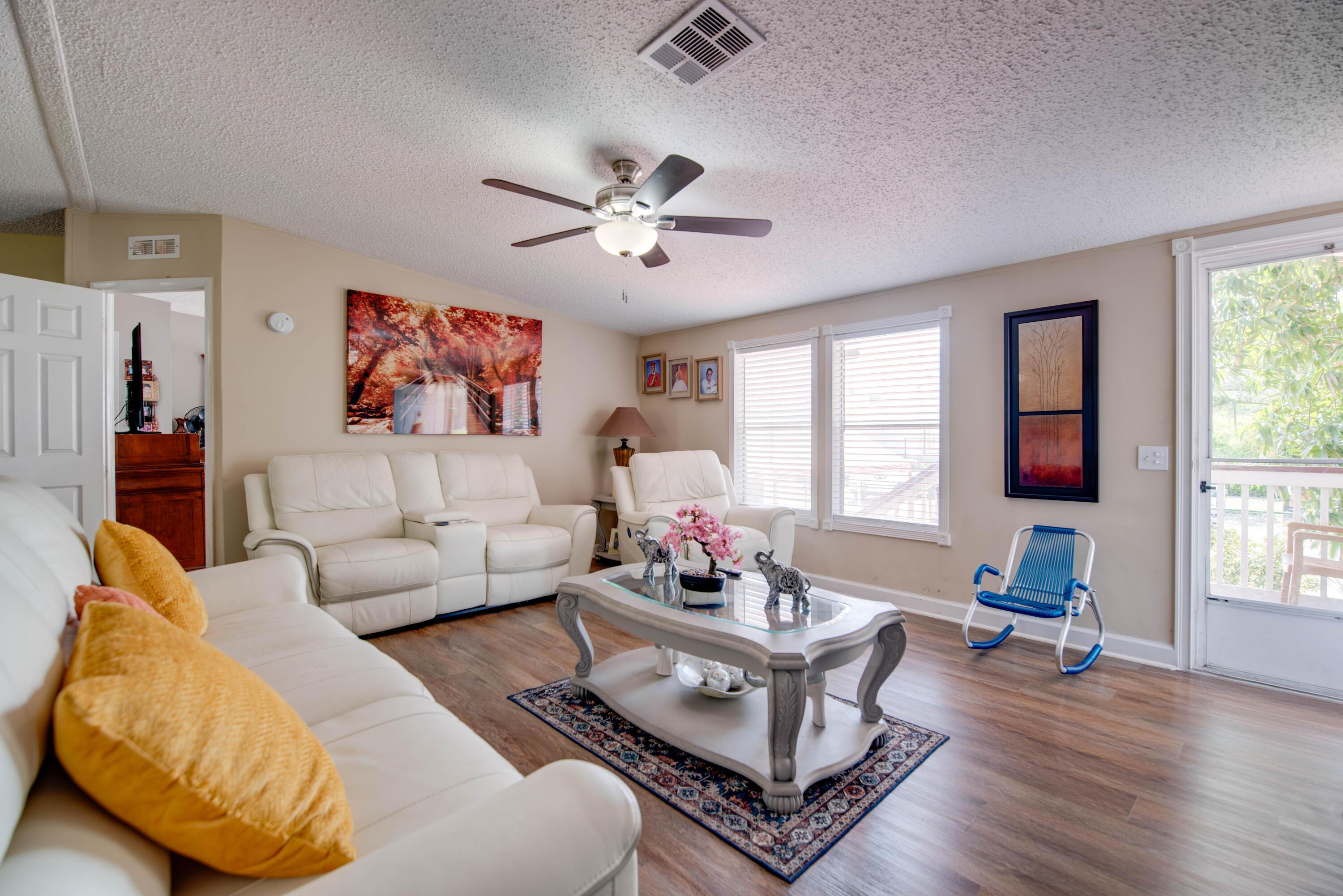 Image 4: Living room