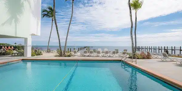 Image 3: Pool