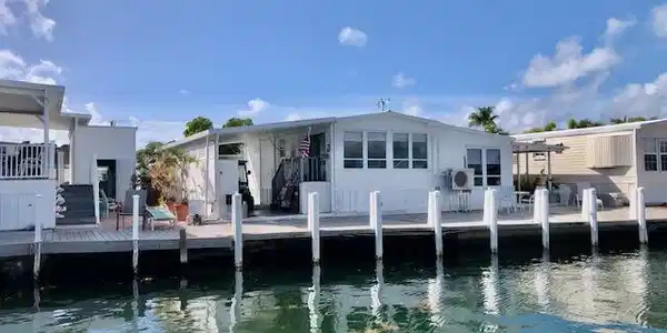 Image 4: Waterfront living