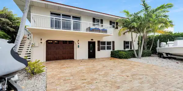Image 4: 272-W-Seaview-Drive-front