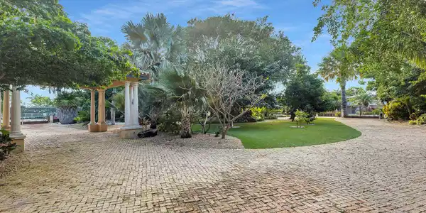 Image 4: Driveway