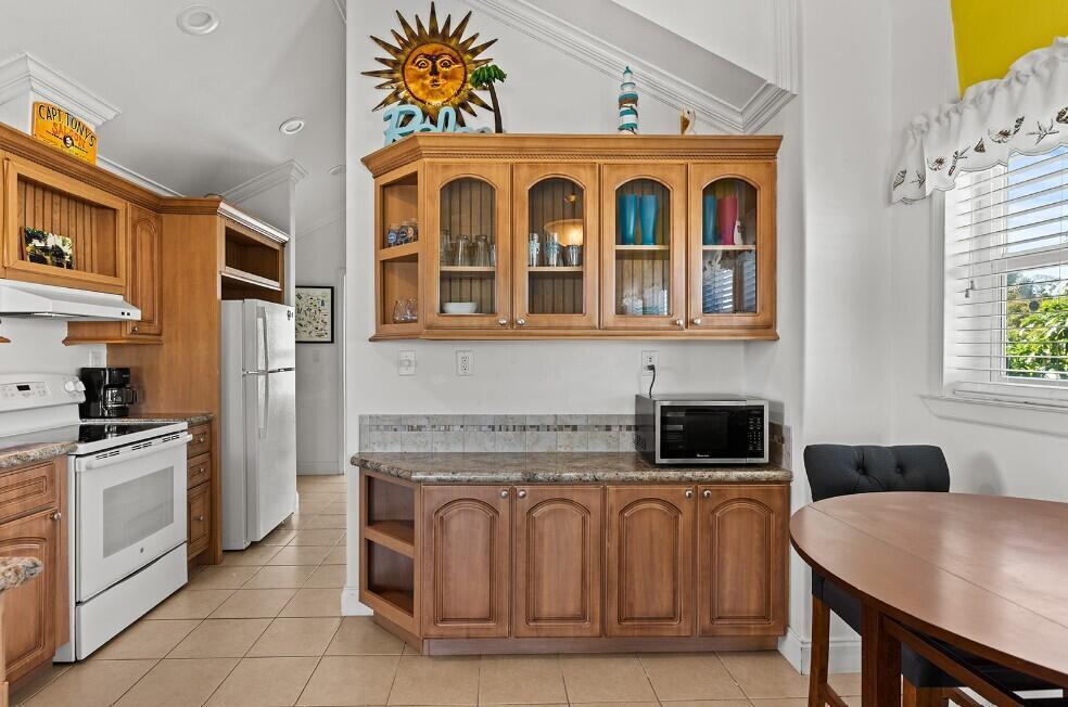 Image 4: dining to hallway