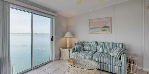 Image 3: Living Room