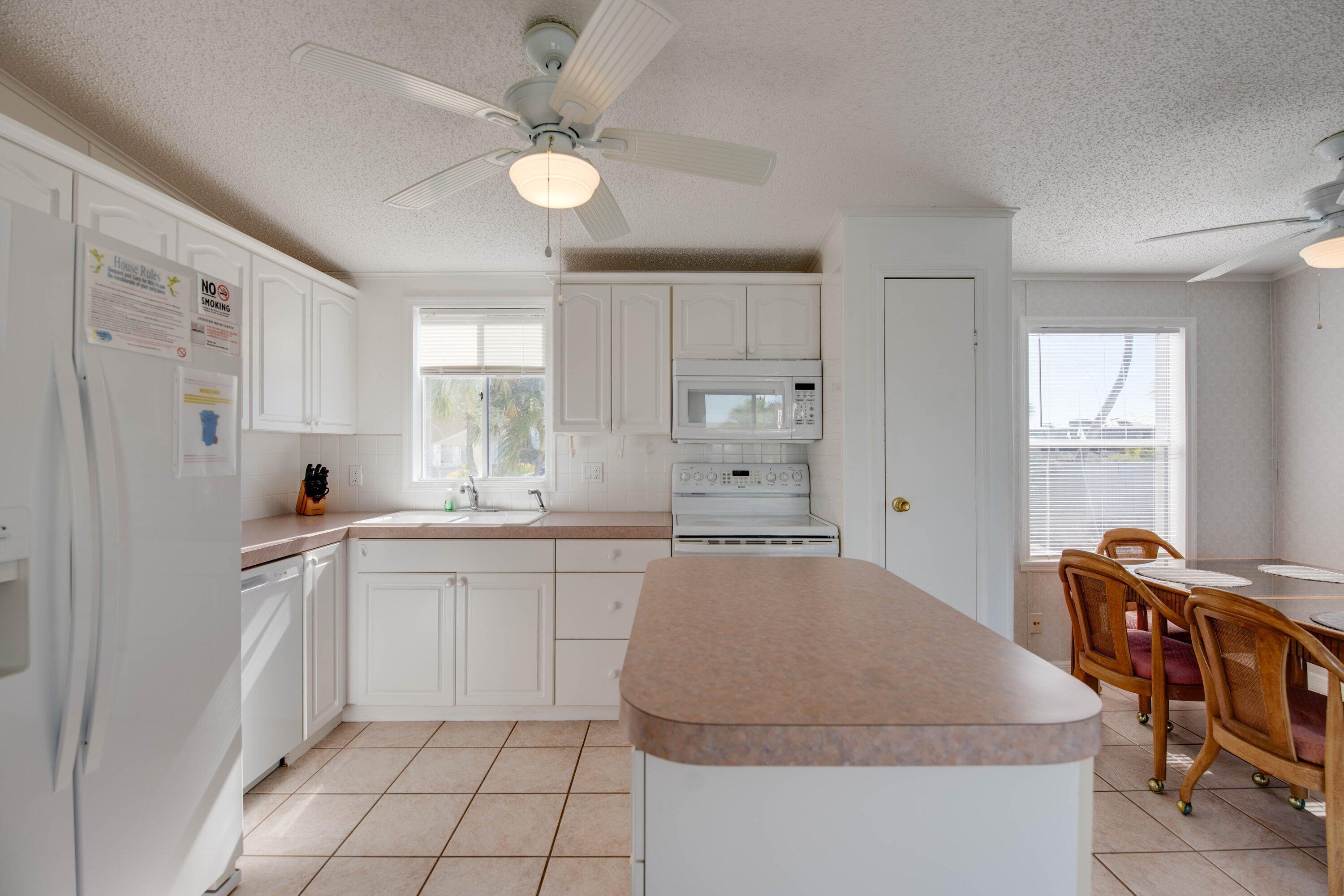 Image 4: Kitchen