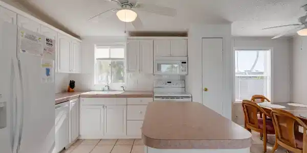 Image 4: Kitchen
