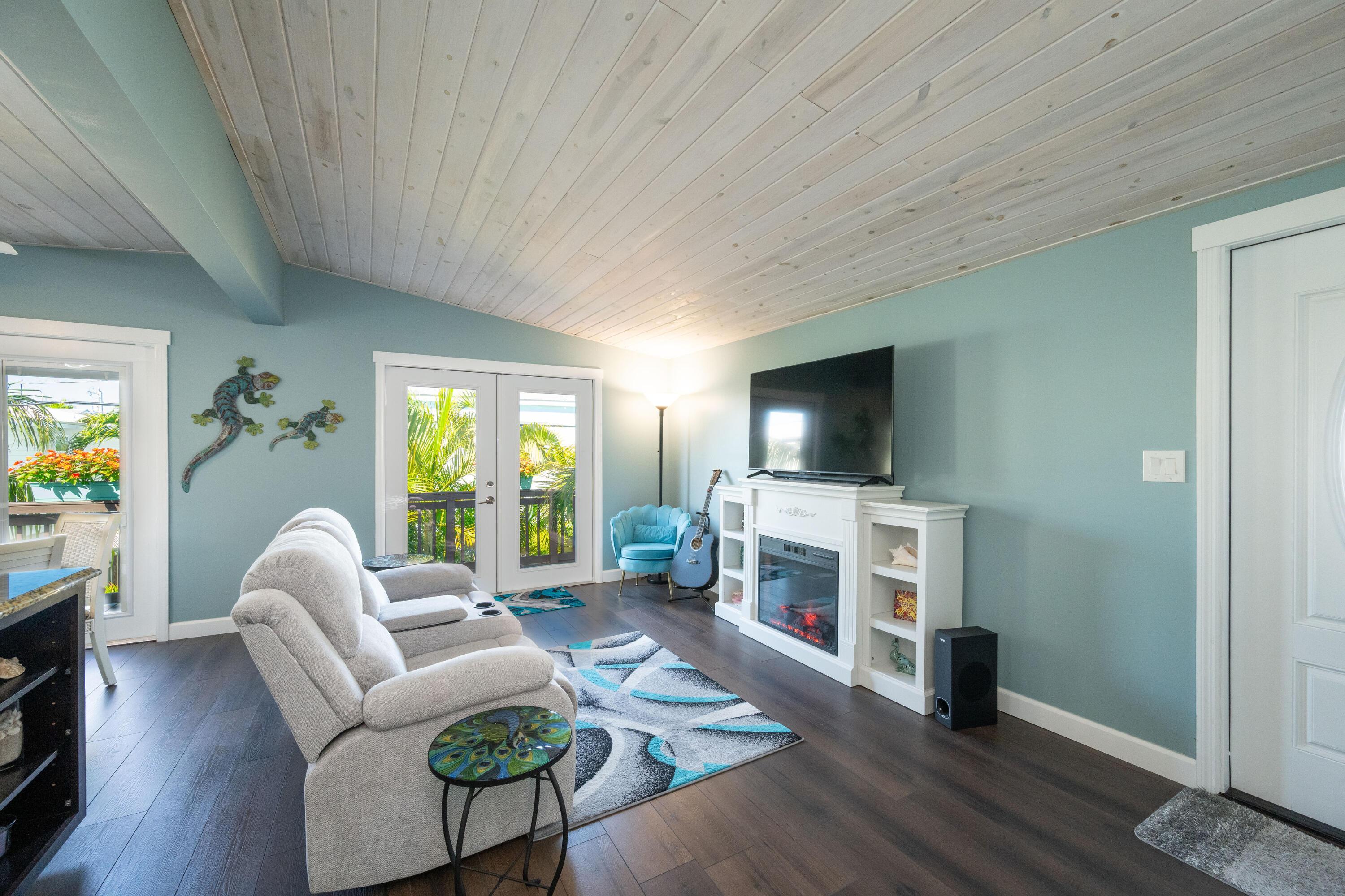 Image 4: living room