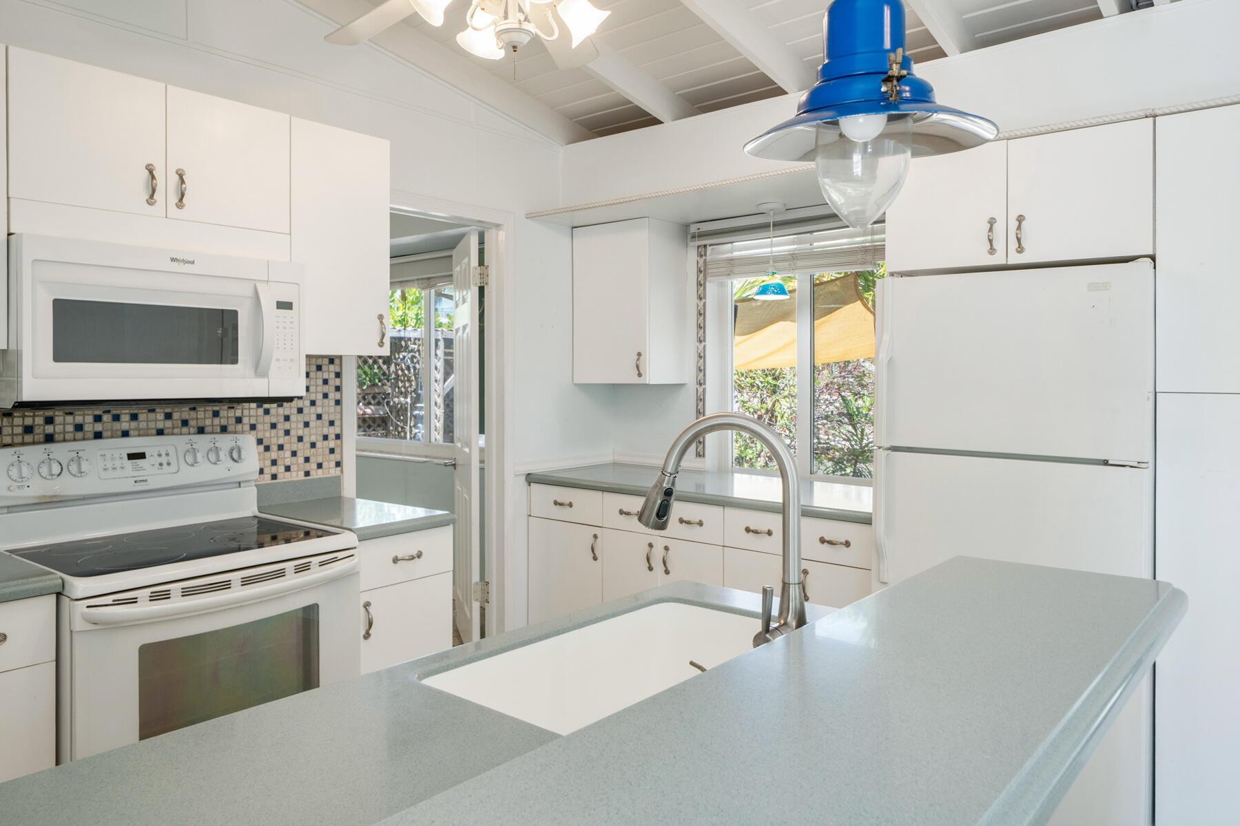 Image 4: Kitchen