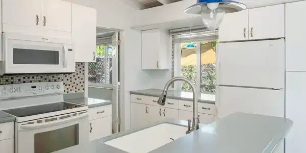 Image 4: Kitchen