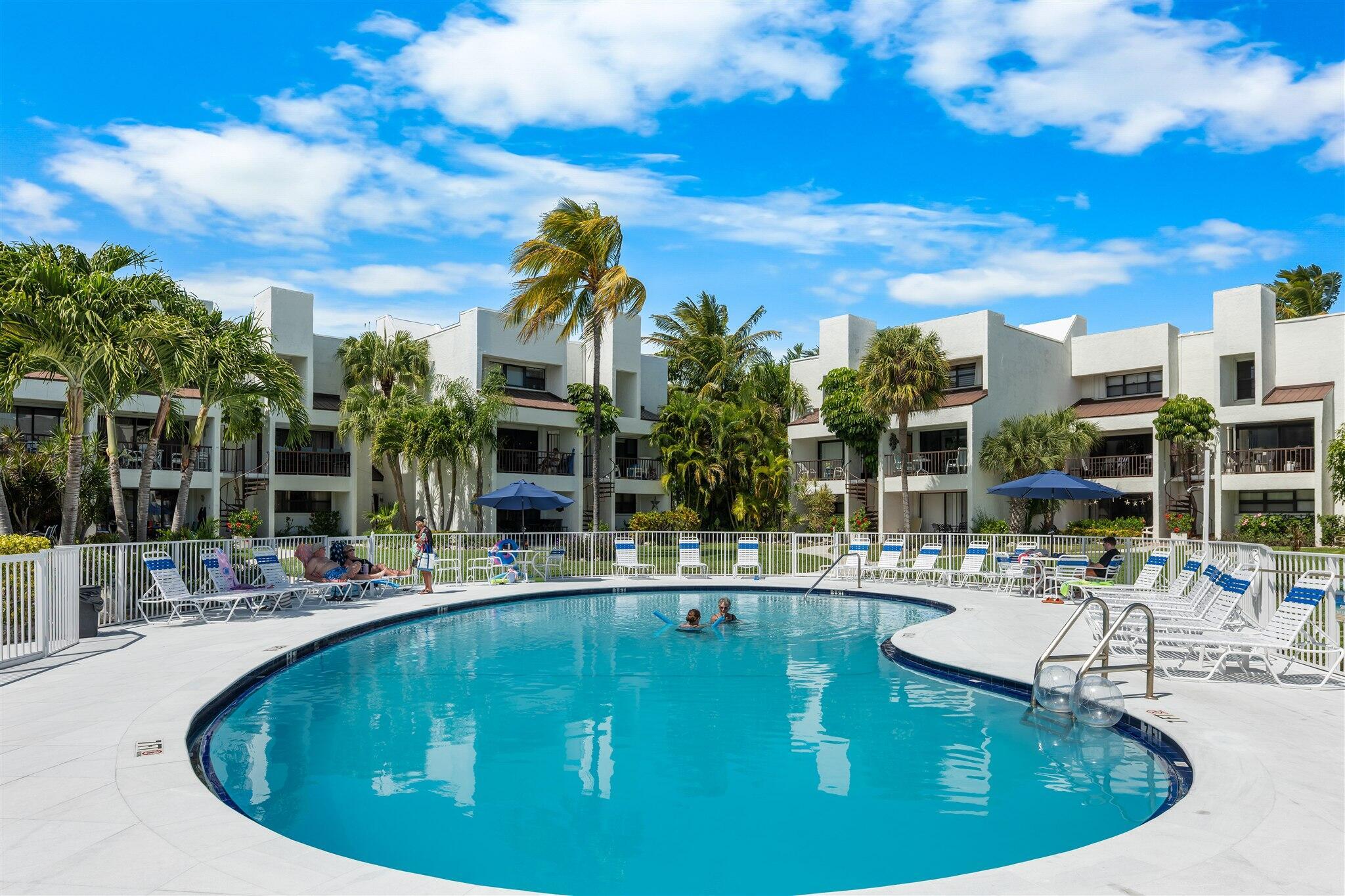 Image 4: Pool