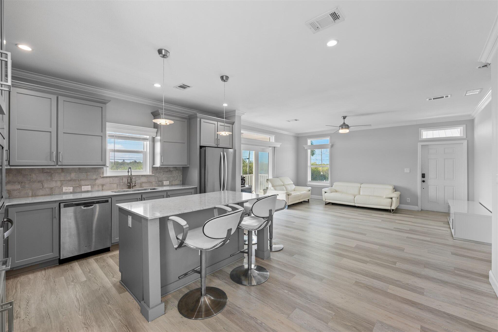Image 4: Kitchen/Living Room