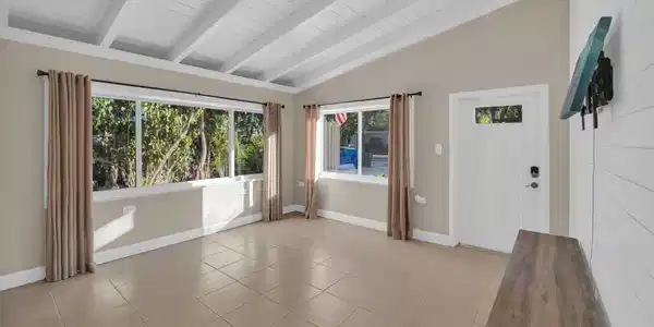 Image 3: Living