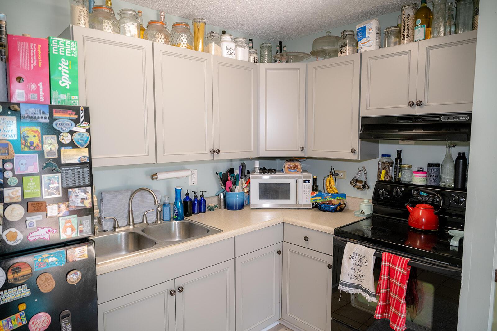 Image 4: 125 Casa Court Kitchen unit 1