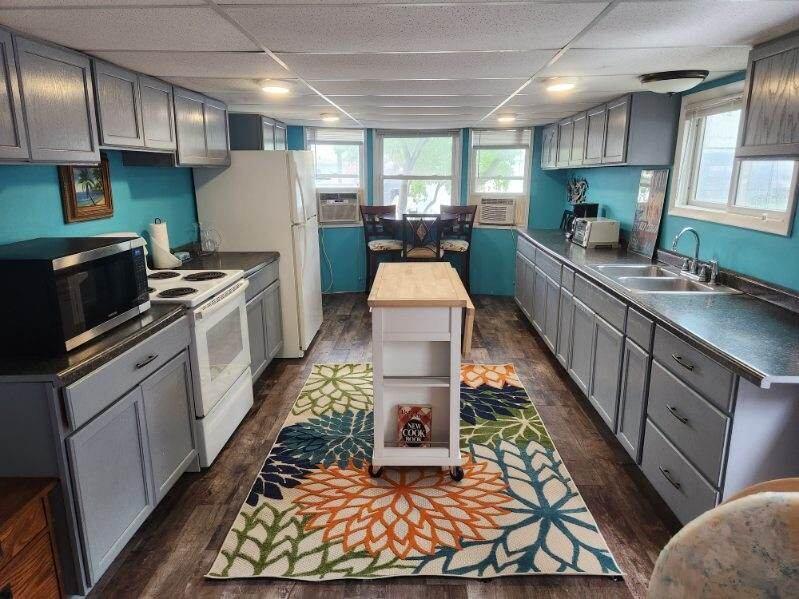 Image 3: Kitchen