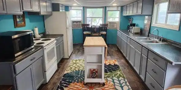 Image 3: Kitchen