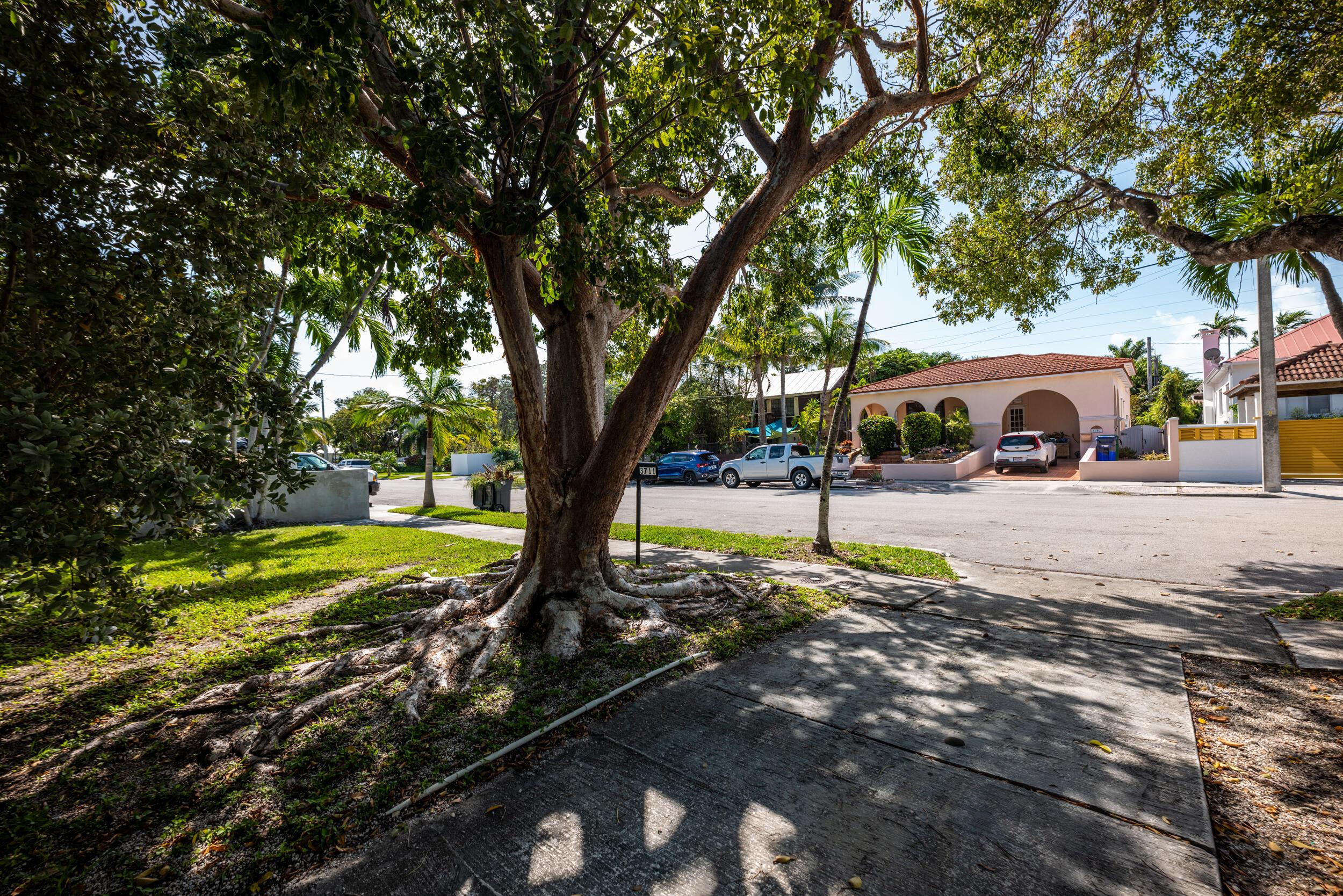 Image 3: Duplex Eagle Ave-14