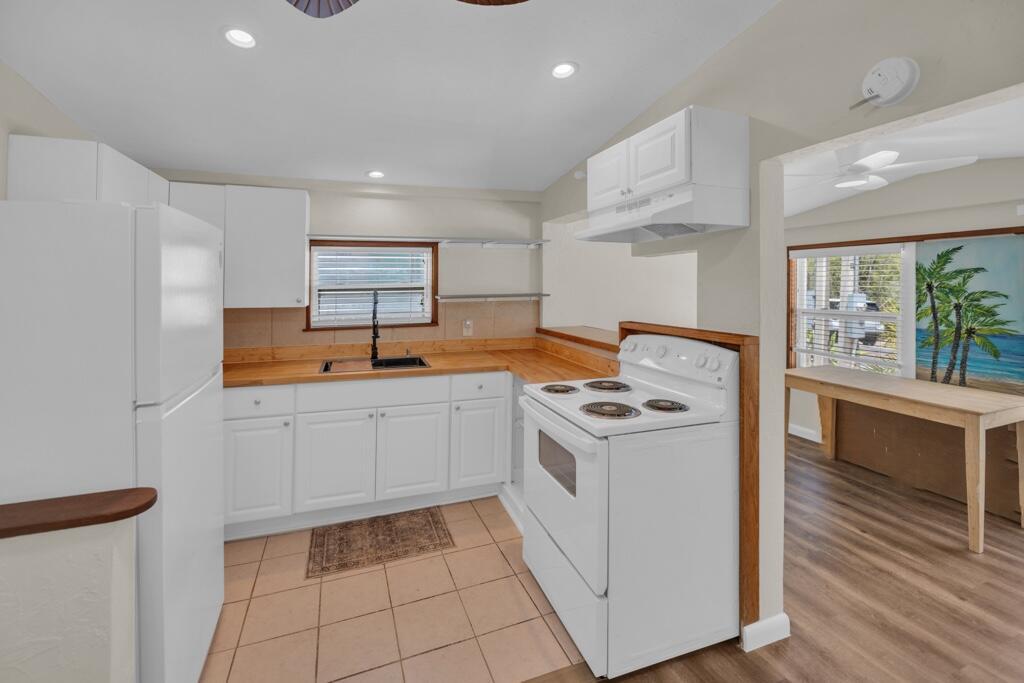 Image 3: Front Bldg - Kitchen
