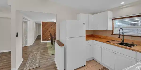 Image 4: Front Bldg - Kitchen
