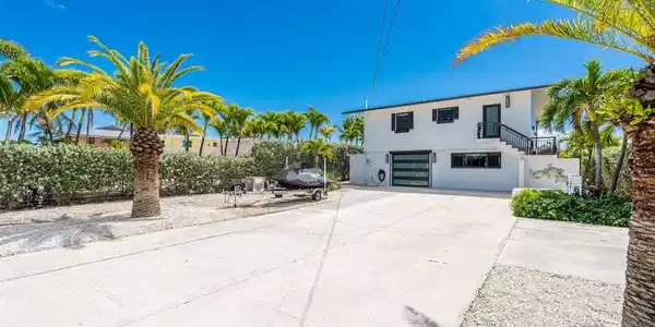 Image 3: 3-web-or-mls-626IslandDr-13