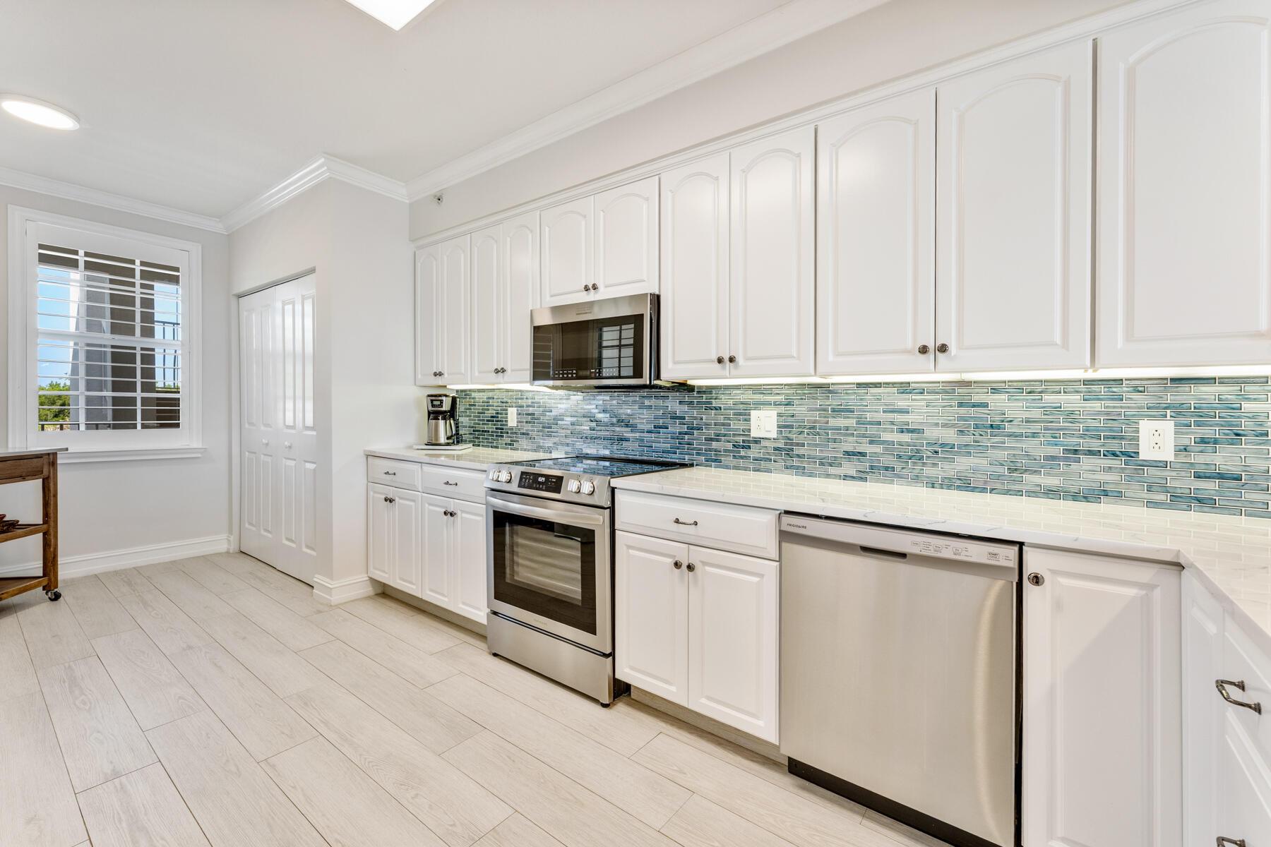 Image 4: Gourmet Kitchen