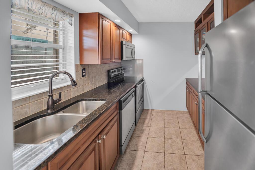 Image 4: Kitchen