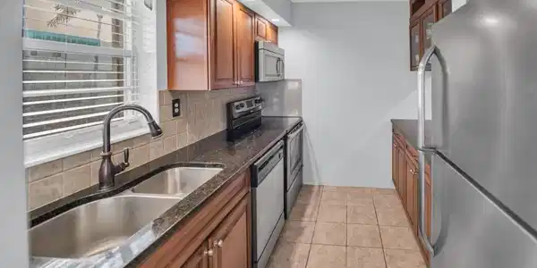 Image 4: Kitchen