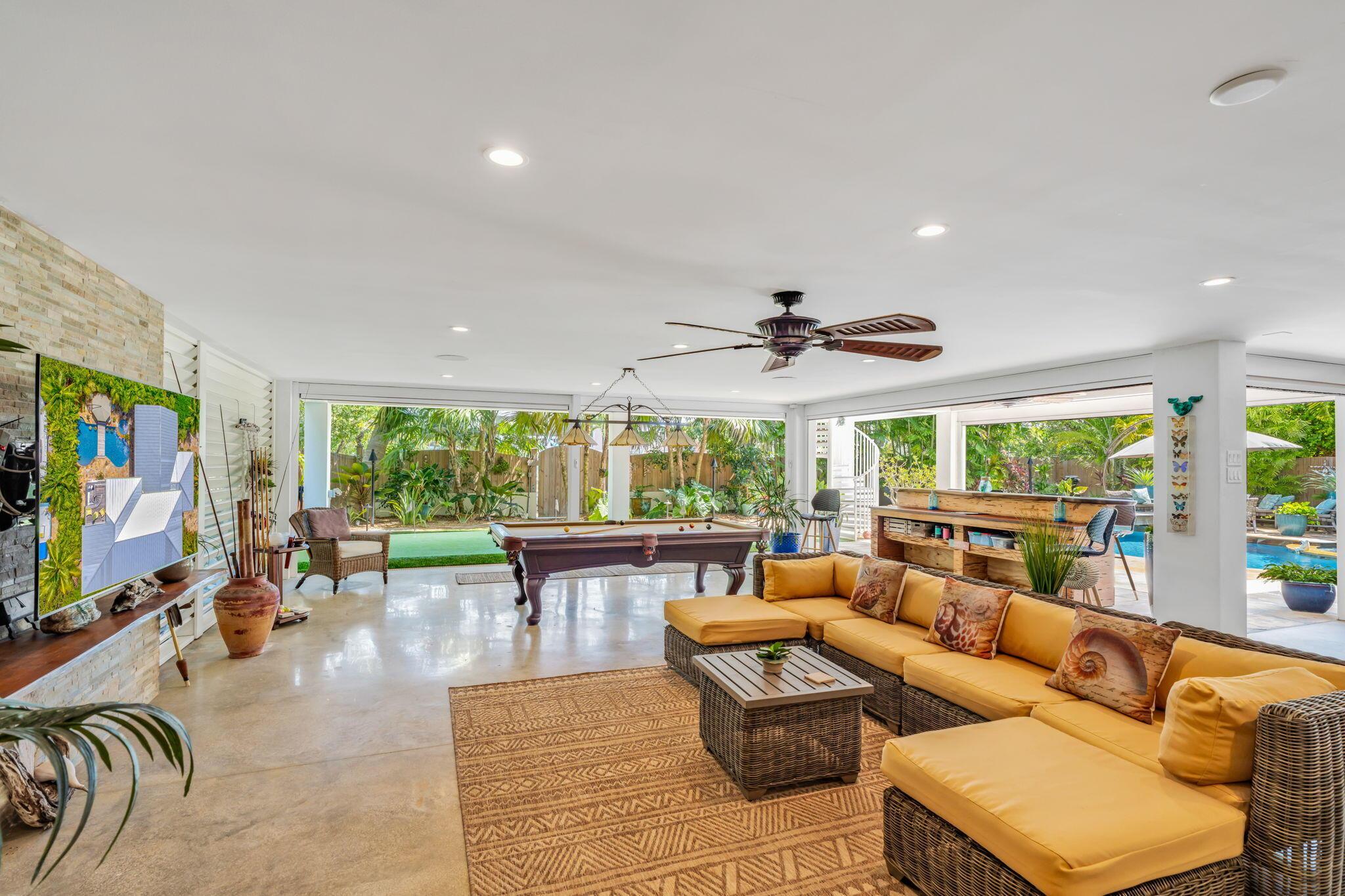 Image 3: Outdoor Living Area