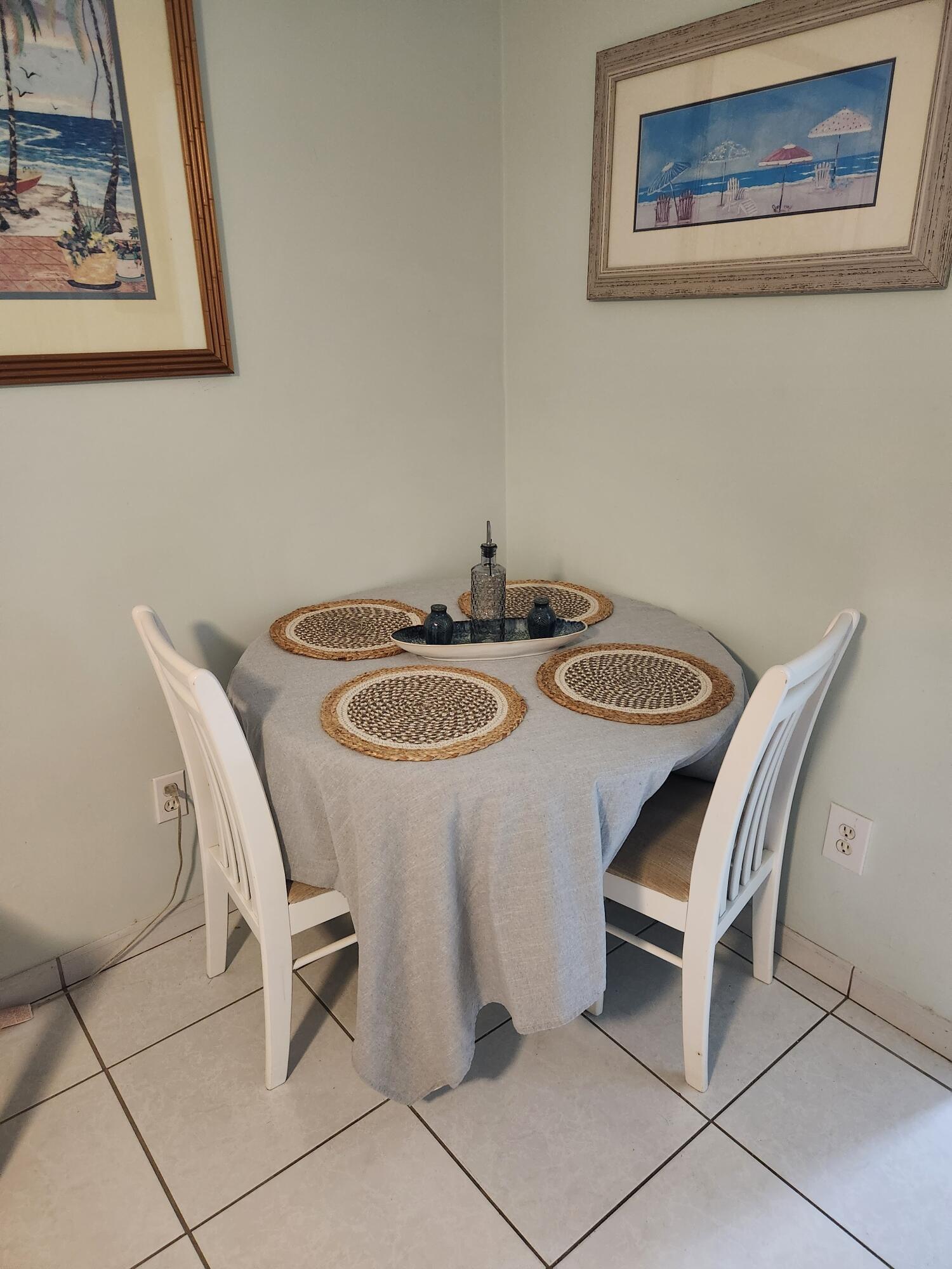 Image 4: Dining Area Front Unit