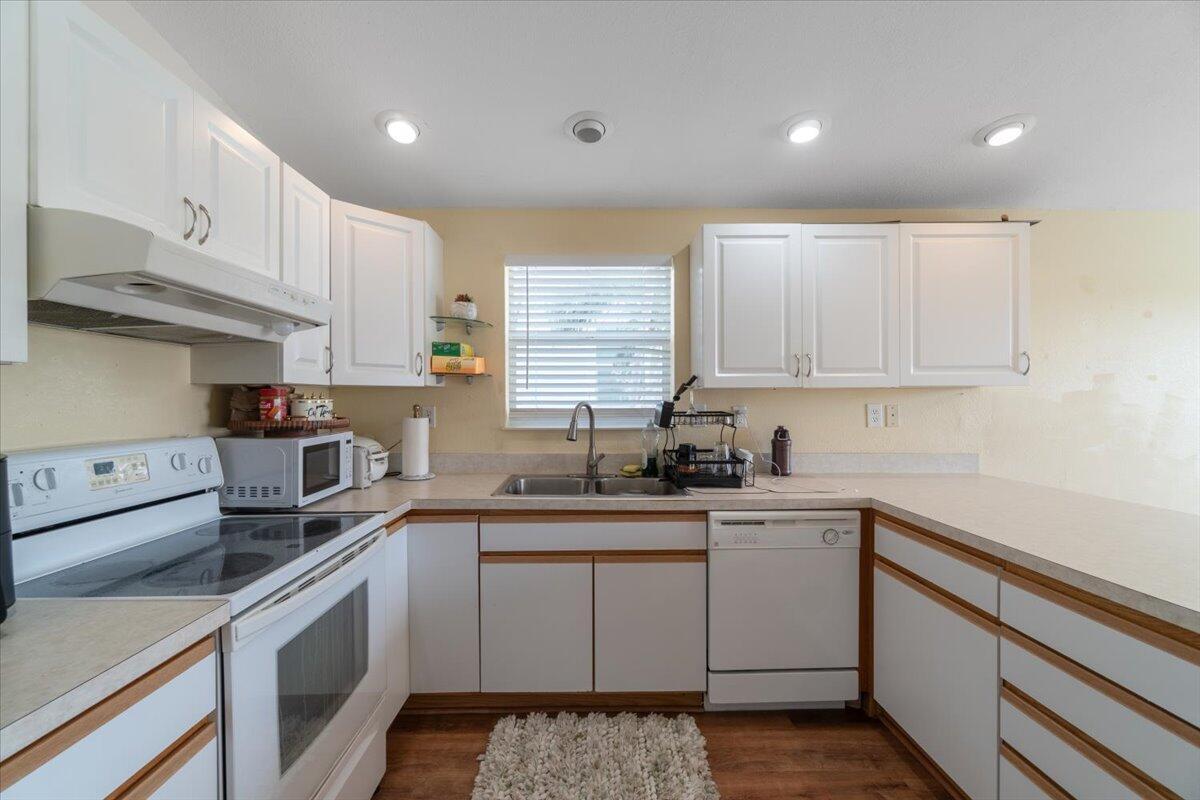 Image 4: Entrance to kitchen from hallway