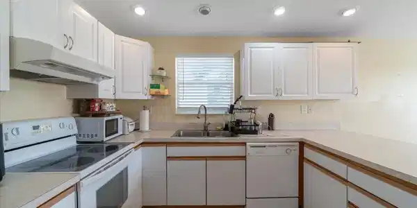 Image 4: Entrance to kitchen from hallway