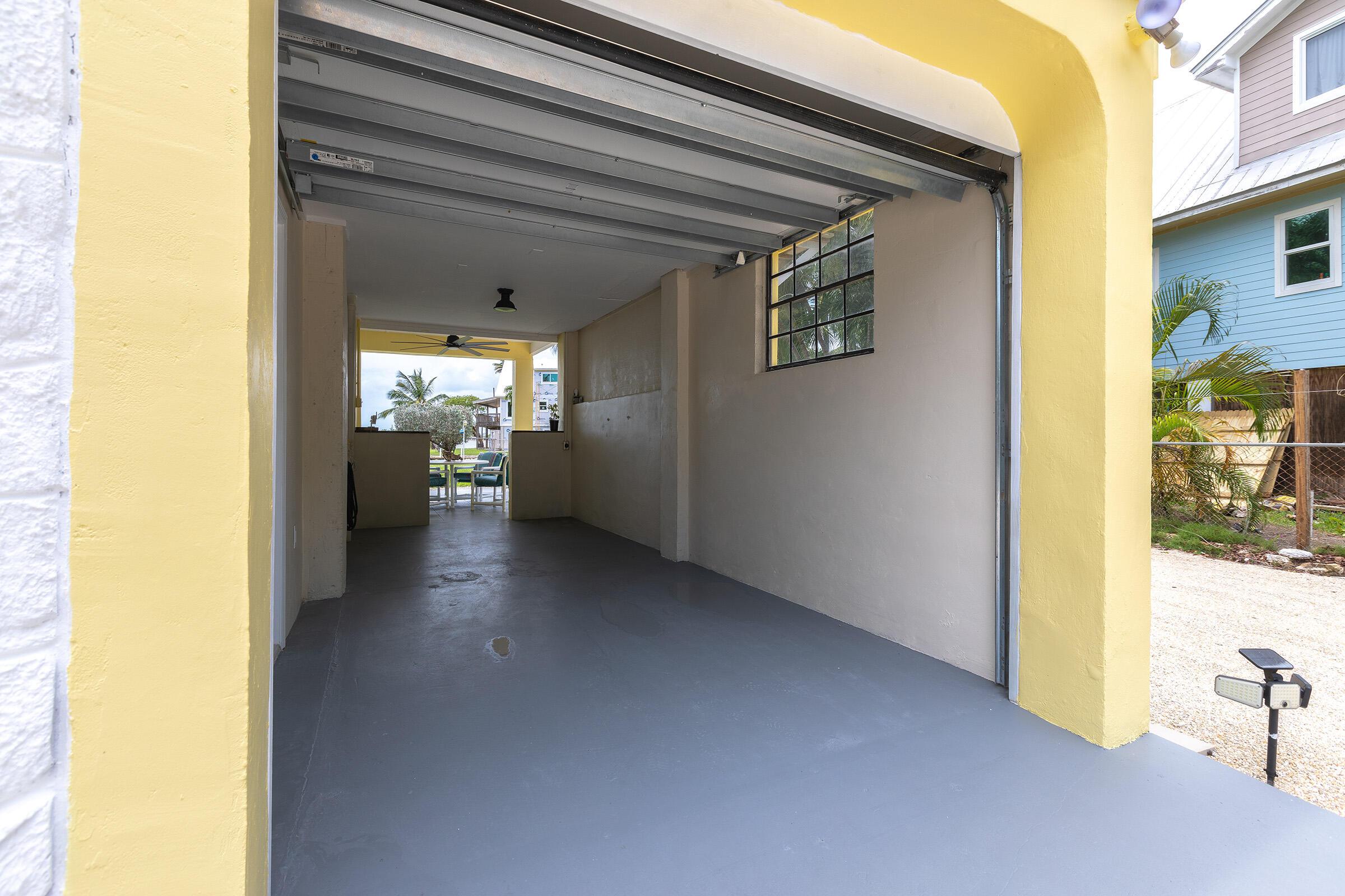Image 3: Garage/Carport