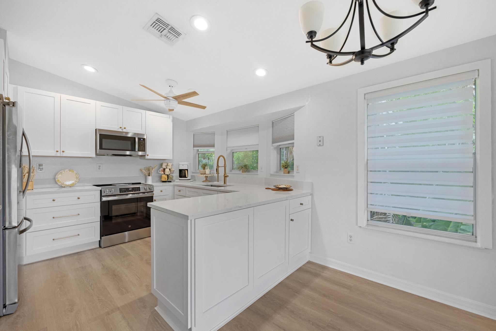 Image 3: Kitchen (1)