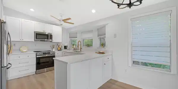Image 3: Kitchen (1)