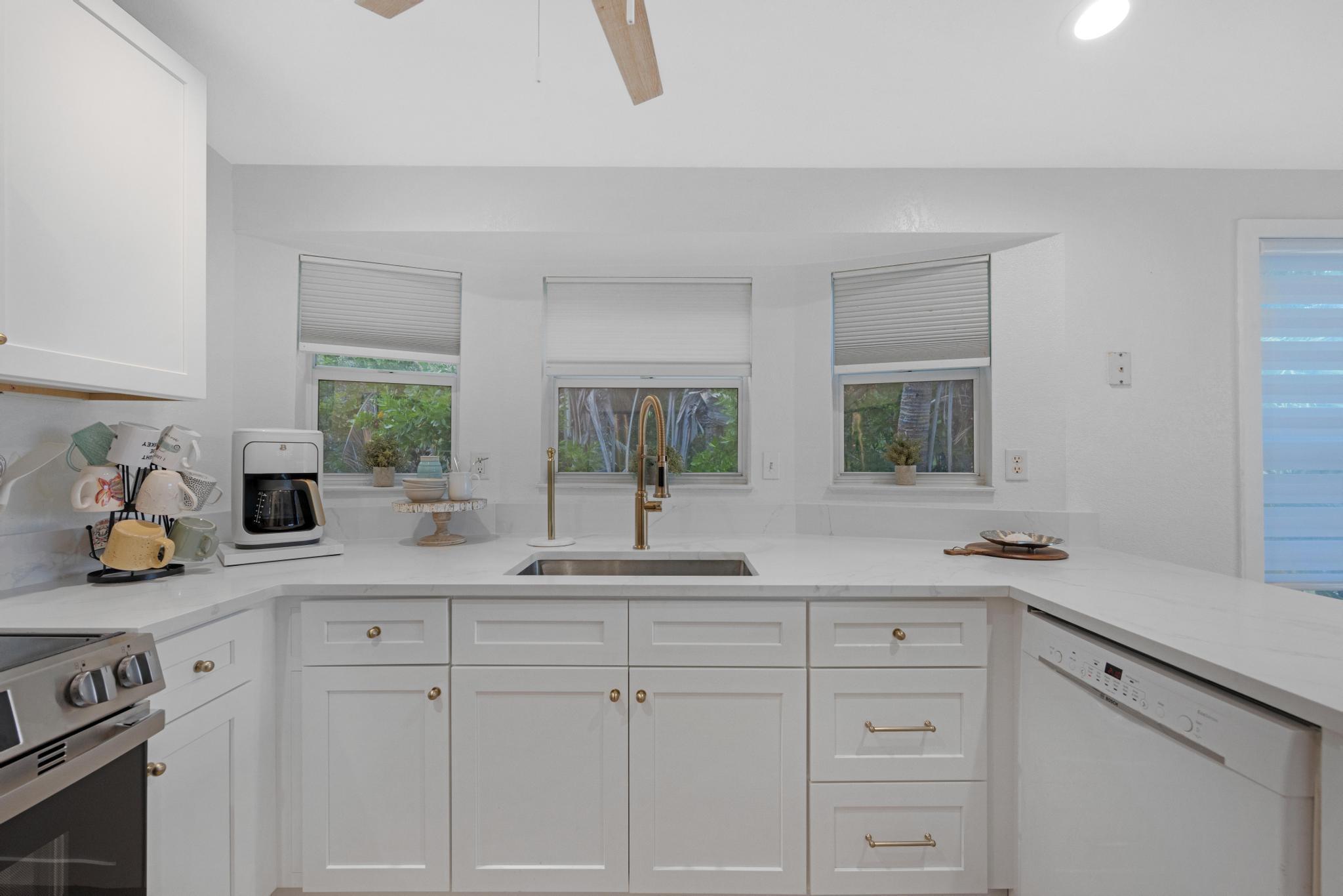 Image 4: Kitchen (2)