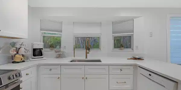 Image 4: Kitchen (2)