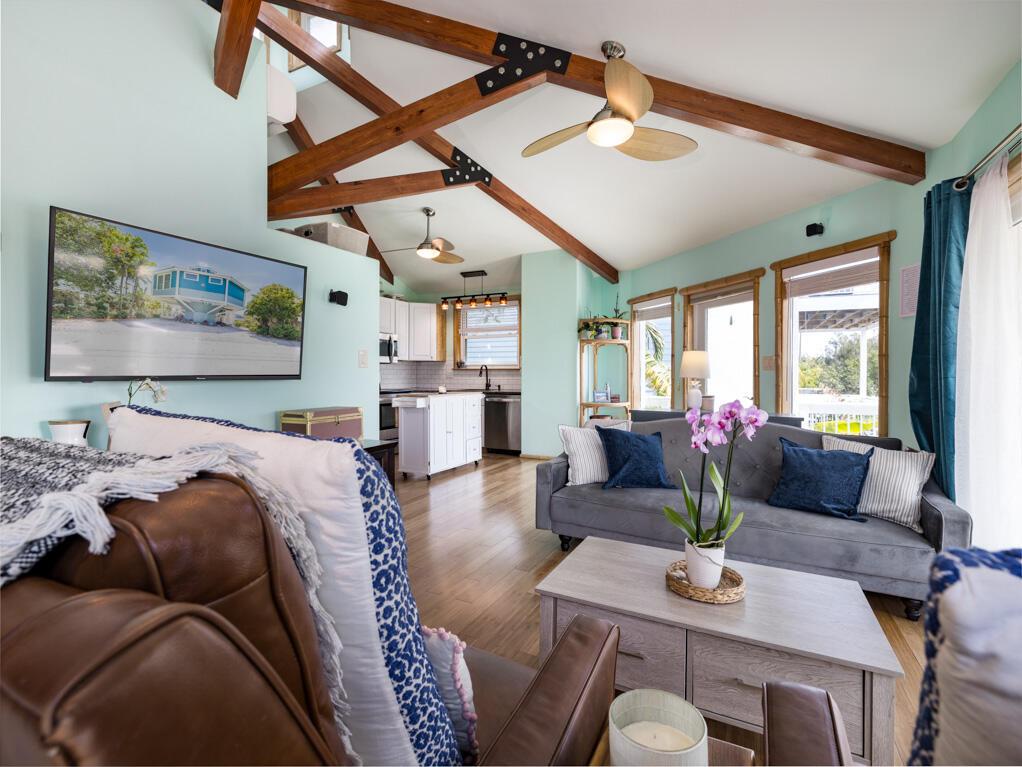 Image 4: Living Room