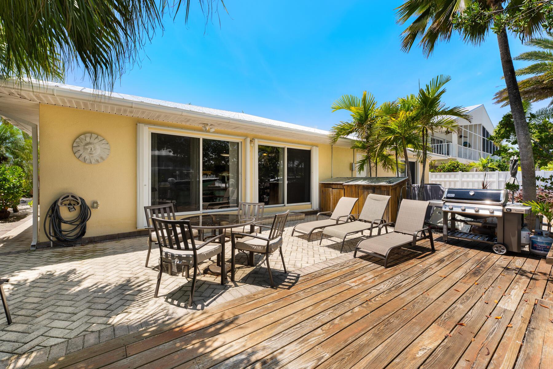Image 3: Relaxing Deck - Patio