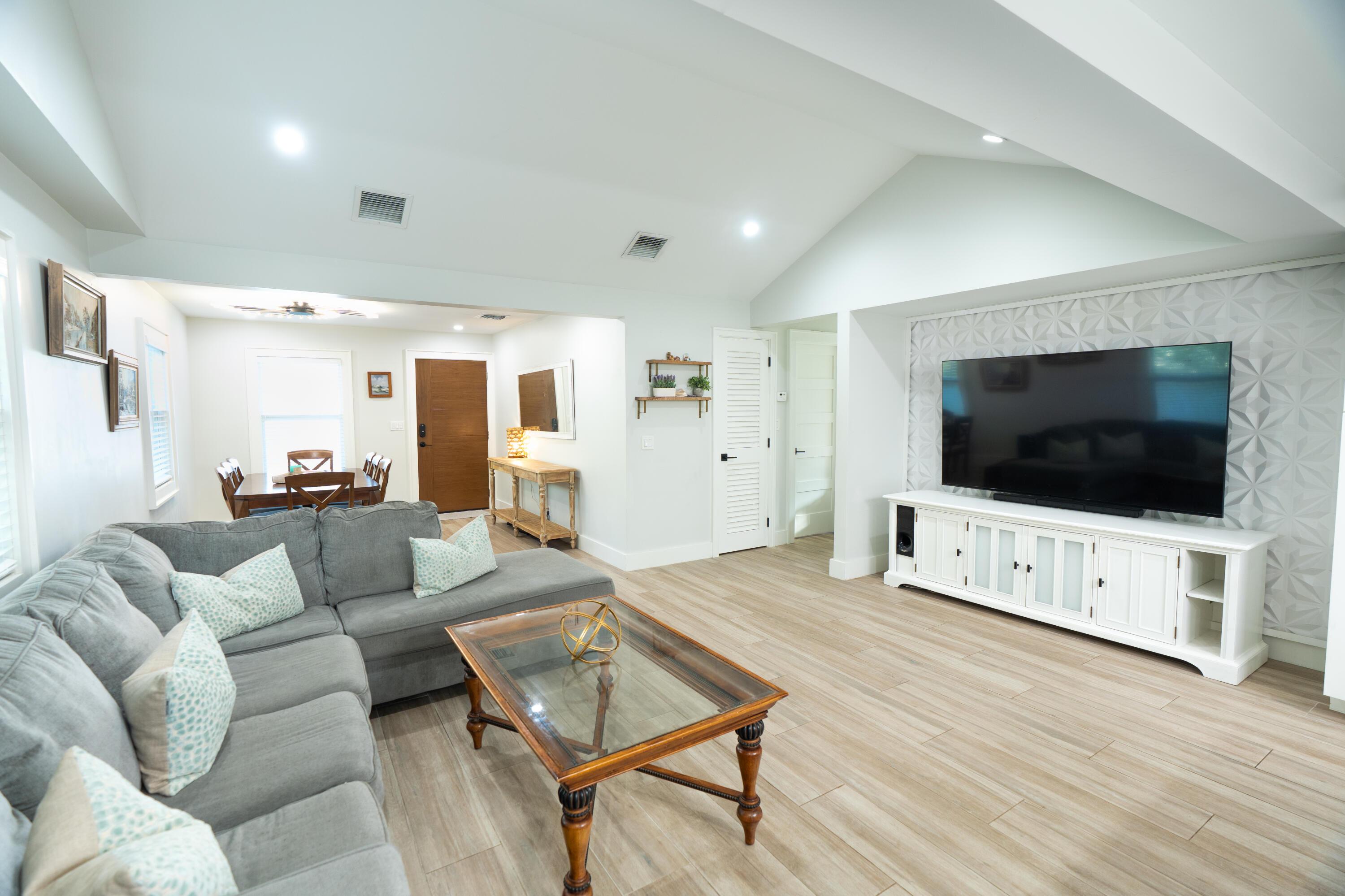 Image 3: 2116 Fogarty Ave - Family Room