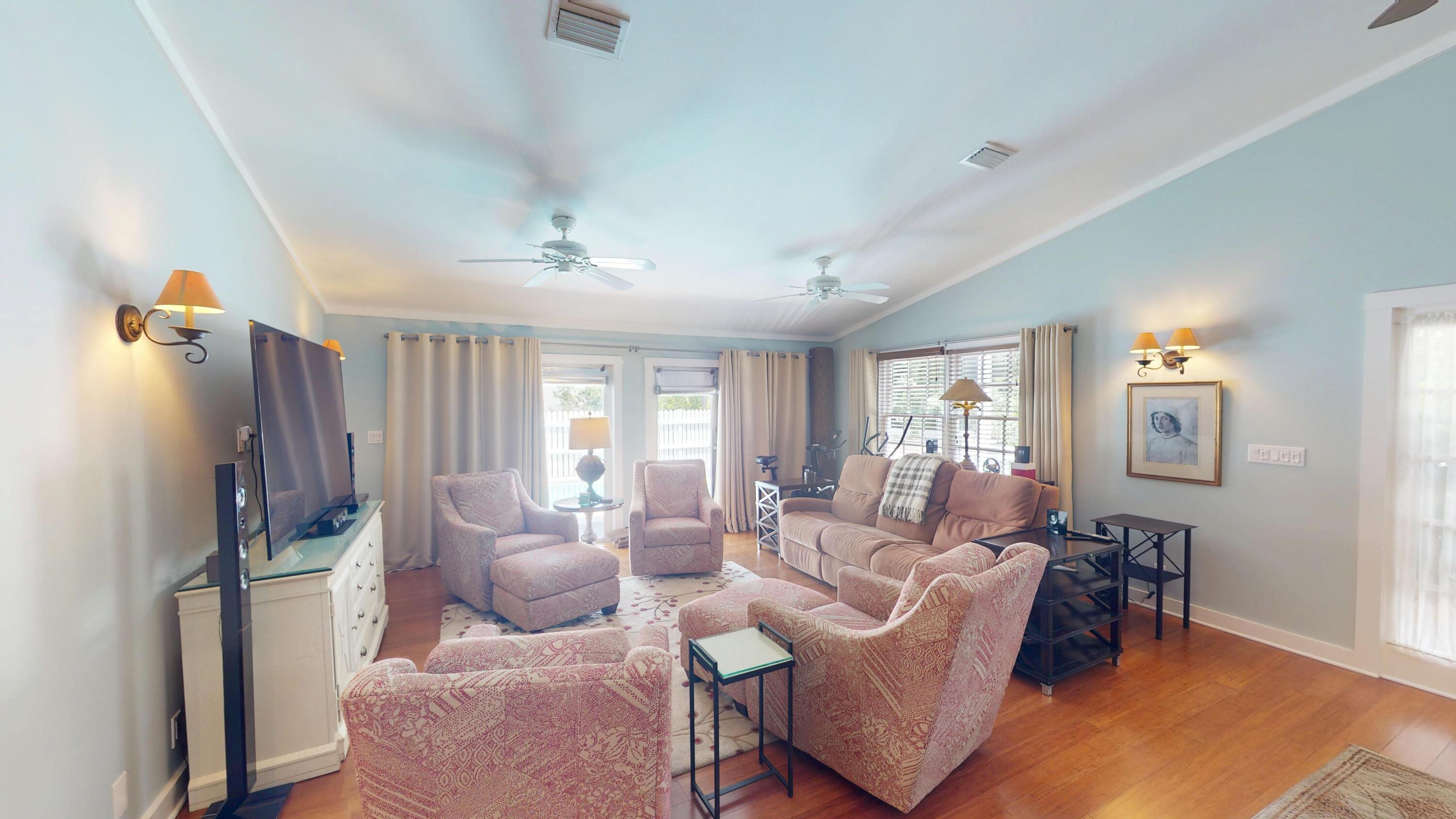 Image 4: Living room
