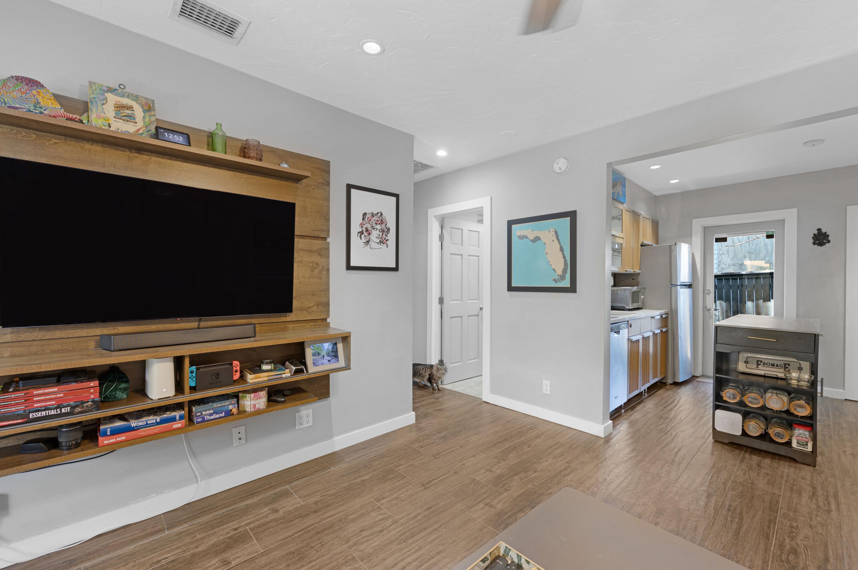 Image 4: Living Room